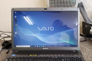 黒画面に白文字英語メッセージ 2010製 VAIO VPCF128FJ