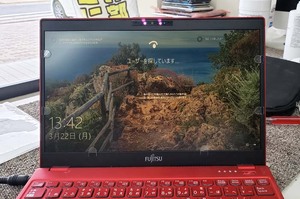 軽量薄型B5ノート 富士通UH75/C3 液晶パネル割れ修理