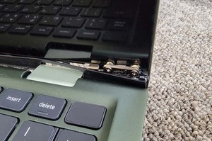 パネル開けるときに注意！ヒンジ破損DELL Inspiron7415 