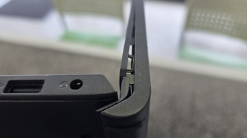 
              日立市から またまたDELL Inspiron 3520のヒンジ部分破損