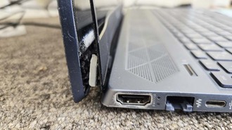 ヒンジ部分破損でパネルの開閉が「バキッバキッ」 HPラップトップ 15-cs3075tx