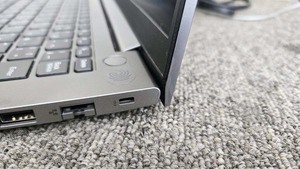 また壊れた？ 今度は右側でした　ヒンジ部分破損 Lenovo ThinkBook 14 G3
