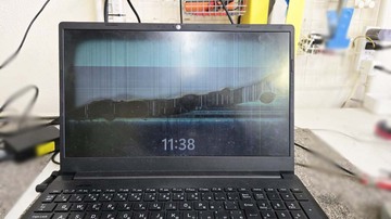
              パソコンを踏んづけてしまった！液晶パネル割れ Dynabook CZ/MVB 