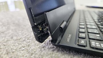 
              これは酷い！ヒンジ部分が大きく破損、天板割れ  NEC PC-GU13S8F 笠間市